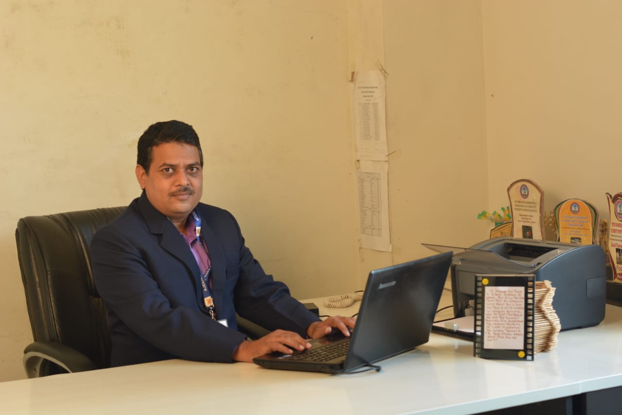  image of Dr.Ajeenkya Patil talking with students 